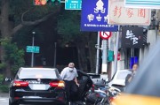 灌南台当局这个单位的公车，给了狗了