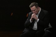 灌南特斯拉股价收涨超3%：特朗普无意沟通，马斯克父亲劝儿子低头