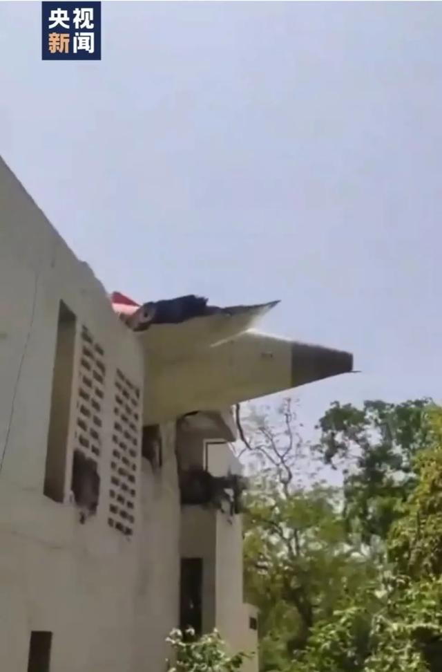 印度一波音787客(🛋)机坠毁机上242人、地面5名学生遇难！我驻印度使馆：机上无中国籍乘客